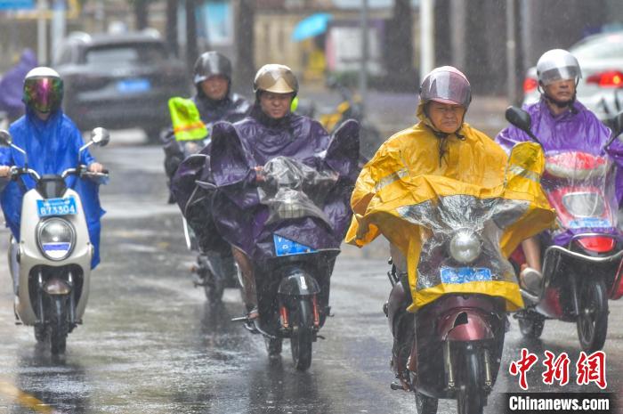 圖為海口民眾在雨中騎行。　駱云飛 攝