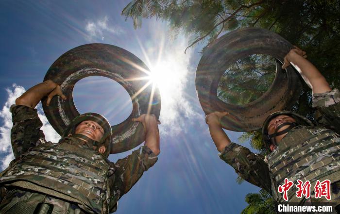 武警官兵在進(jìn)行推舉輪胎訓(xùn)練。　梁承杰 攝