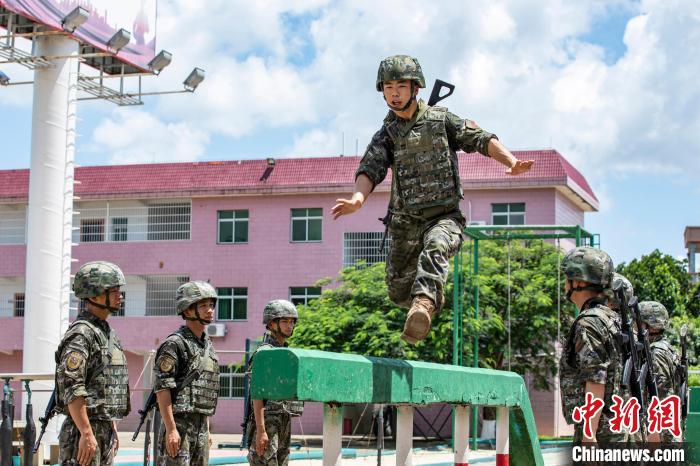 武警官兵在進(jìn)行通過(guò)獨(dú)木橋障礙訓(xùn)練?！∮嗪Ｑ?攝