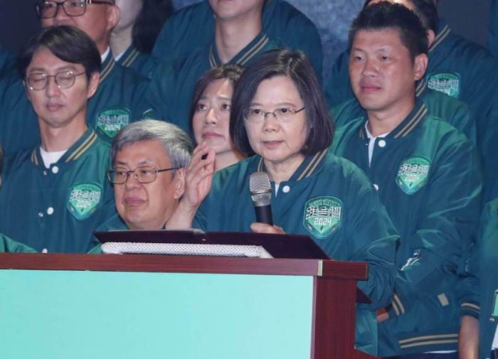 民進(jìn)黨“全代會(huì)”16日在臺(tái)北圓山大飯店舉行，蔡英文一句“冷氣還不錯(cuò)”引發(fā)熱議
