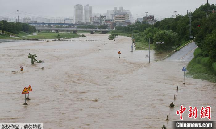 近期，韓國(guó)連日強(qiáng)降雨引發(fā)洪水等自然災(zāi)害，圖為韓國(guó)清州一河流洪水泛濫。