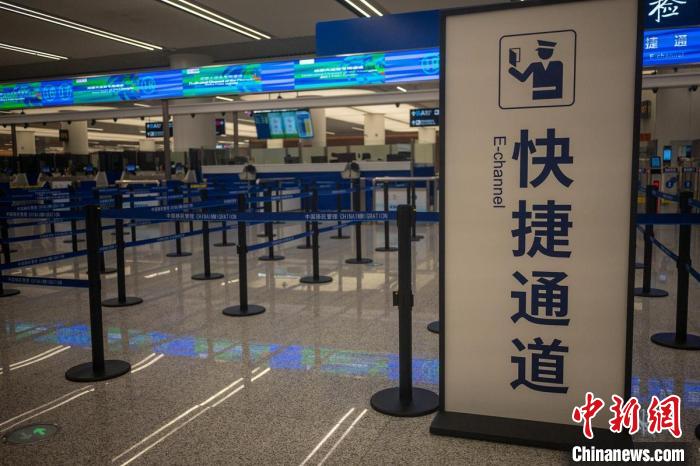 成都天府國(guó)際機(jī)場(chǎng)入境大廳為大運(yùn)會(huì)設(shè)立的專用通道?！⒅铱?攝