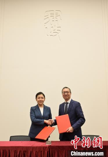 香港特區(qū)政府律政司司長(zhǎng)林定國(guó)(右)與司法部部長(zhǎng)賀榮(左)簽署會(huì)談紀(jì)要?！∠愀厶貐^(qū)政府新聞處圖片 攝