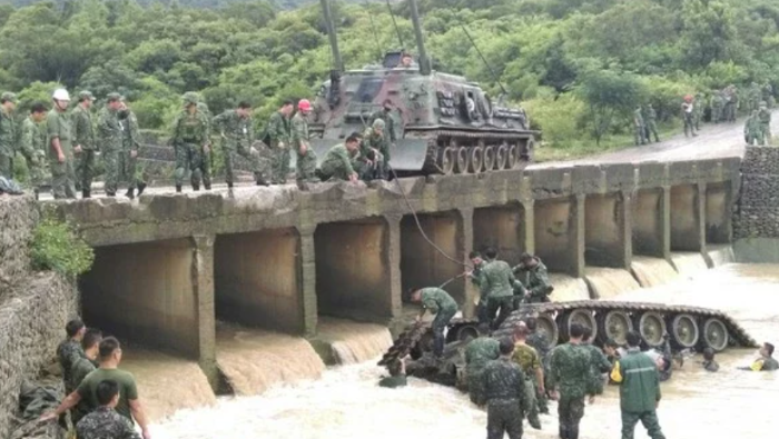 2016年8月16日，臺(tái)軍564旅的CM11戰(zhàn)車發(fā)生墜河意外，四人不幸殉職.PNG