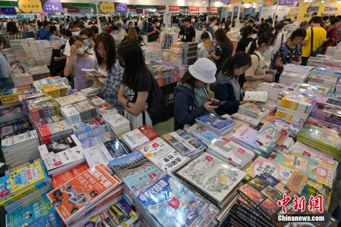 7月21日，在香港會議展覽中心舉行的第33屆香港書展步入第三日，眾多市民到場選購書籍，熱度不減。<a target='_blank' href='/'>中新社</a>記者 陳永諾 攝