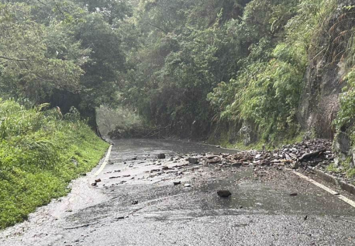 “杜蘇芮”臺風來襲臺東山路塌方