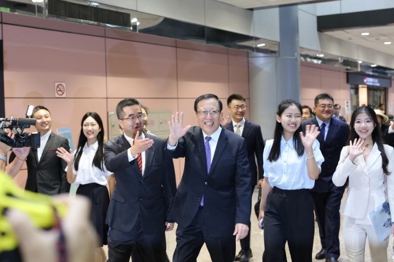 7月15日，大陸高校師生團(tuán)一行抵達(dá)臺(tái)灣桃園機(jī)場(chǎng)。新華社記者 陳君 攝.jpg