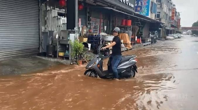 臺(tái)風(fēng)“杜蘇芮”26日帶來(lái)強(qiáng)降雨，宣泄不及造成臺(tái)東多處積水，其中南王里的省道臺(tái)9線路面遭黃泥水淹沒(méi)。圖片來(lái)源：臺(tái)灣“中央社”盧太城攝。.jpg