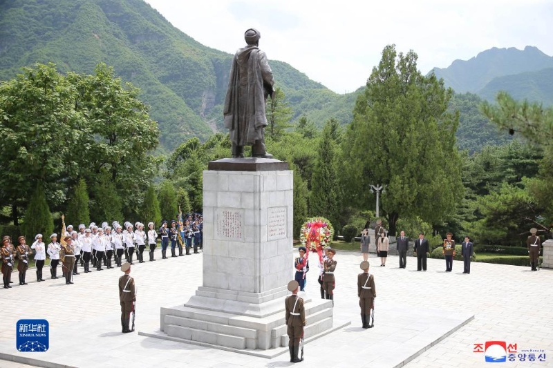 這張朝中社7月26日提供的照片顯示，朝鮮勞動(dòng)黨總書(shū)記、國(guó)務(wù)委員長(zhǎng)金正恩在朝鮮祖國(guó)解放戰(zhàn)爭(zhēng)勝利70周年之際，參謁位于平安南道檜倉(cāng)郡的中國(guó)人民志愿軍烈士陵園。（圖源：新華社）