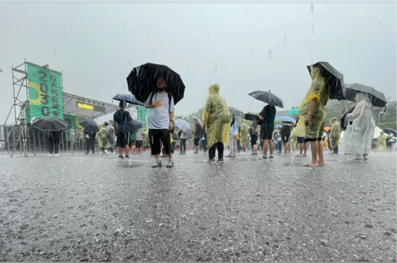 由行人零死亡推動(dòng)聯(lián)盟發(fā)起的還路於民大遊行20日在臺(tái)北凱達(dá)格蘭大道舉行，活動(dòng)開(kāi)始現(xiàn)場(chǎng)就下起大雨，仍有許多民眾撐傘、穿雨衣到場(chǎng)相挺。中央社