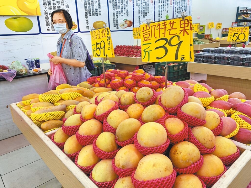 大陸國(guó)臺(tái)辦發(fā)言人朱鳳蓮21日稱，今年以來，從臺(tái)灣輸大陸的芒果中截獲檢疫性有害生物大洋臀紋粉蚧。海關(guān)總署決定自8月21日起暫停臺(tái)灣芒果輸入大陸。圖為臺(tái)北市一家水果店陳列不同品種本土芒果。（鄧博仁攝）