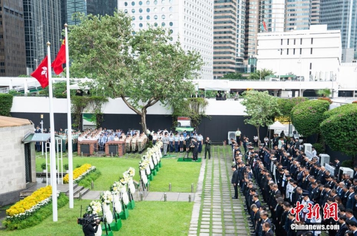 9月3日上午，香港特別行政區(qū)政府舉行“中國人民抗日戰(zhàn)爭勝利紀(jì)念日”紀(jì)念儀式，特別行政區(qū)行政長官李家超等政府官員及各界人士出席。圖為李家超帶領(lǐng)政府官員和各界人士肅立默哀。<a target='_blank' href='/'>中新社</a>記者 侯宇 攝