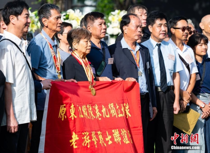 9月3日上午，香港特別行政區(qū)政府舉行“中國人民抗日戰(zhàn)爭勝利紀(jì)念日”紀(jì)念儀式，特別行政區(qū)行政長官李家超等政府官員及各界人士出席。圖為香港抗日老戰(zhàn)士林珍（左三）等在儀式后合影留念。<a target='_blank' href='/'>中新社</a>記者 侯宇 攝