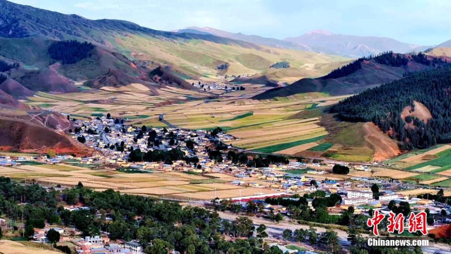 祁連山腹地秋景迷人 色彩斑斕如“大地油畫”