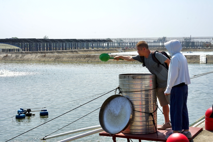 兩岸媒體人喂魚3