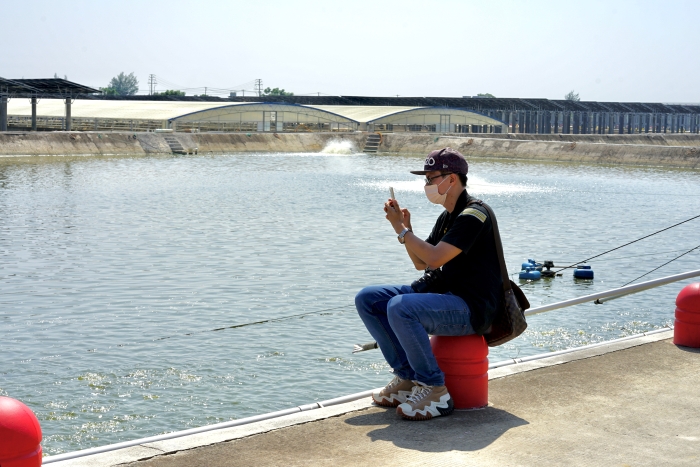 兩岸媒體人喂魚4