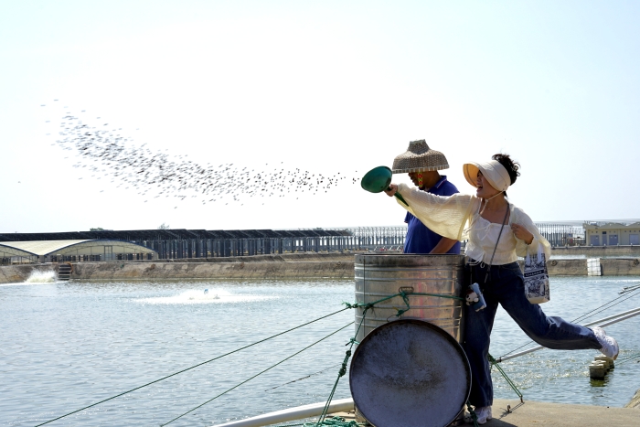 兩岸媒體人喂魚6