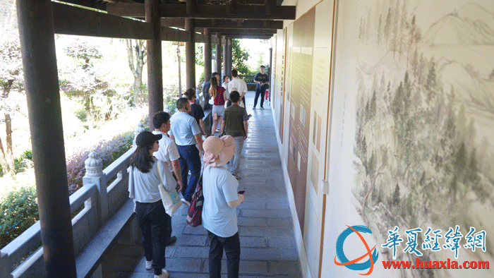 采訪團一行走進道縣濂溪書院暨濂溪祠。（攝影：虞鷹）