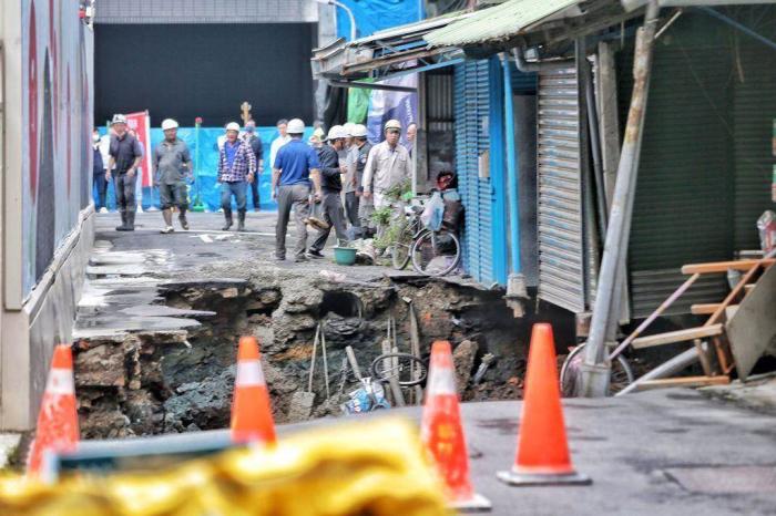 資料圖：臺北市信義區(qū)崇德街60巷今年5月地基嚴(yán)重坍塌，路面上出現(xiàn)巨大坑洞，以致一旁住宅有倒塌危機(jī)。圖片來源：臺灣中時(shí)新聞網(wǎng)