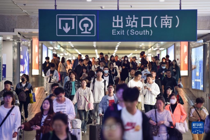 10月5日，旅客從南京火車站出站口出站。（圖源：新華社）