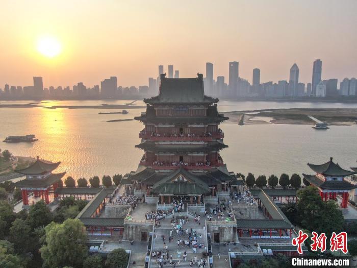 圖為航拍落日時分的滕王閣，風景壯美，眾多游客在滕王閣內游玩。劉力鑫 攝