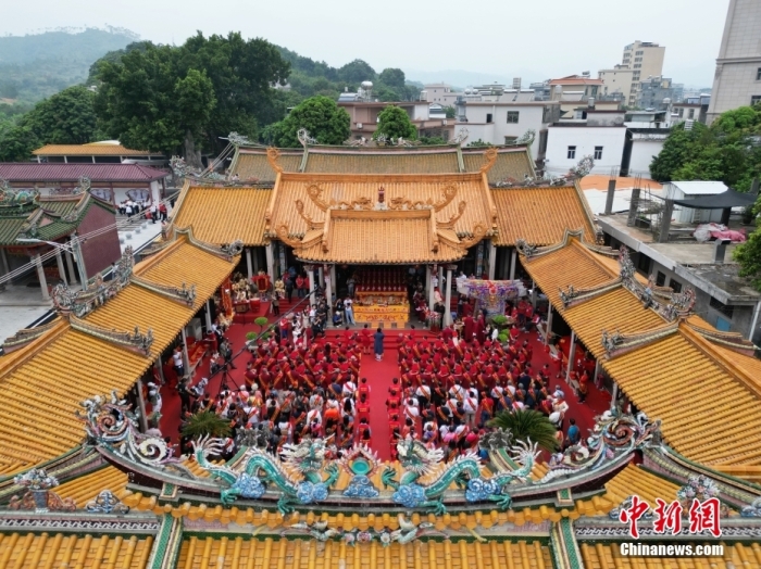 10月19日，廣東省揭陽(yáng)市，海峽兩岸三山國(guó)王祭祀大典在在三山國(guó)王祖廟(三山祖廟遺址)舉辦。據(jù)悉，三山國(guó)王文化是發(fā)源于粵東地區(qū)、傳播到中國(guó)臺(tái)灣地區(qū)和東南亞等地的民間信仰，揭陽(yáng)三山國(guó)王祖廟距今1400多年，是兩岸三山國(guó)王宮廟的祖庭。圖為兩岸三山國(guó)王文化交流參訪團(tuán)成員參加祭祀大典。(無人機(jī)照片)<a target='_blank' href='/'>中新社</a>記者 陳楚紅 攝