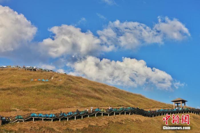 資料圖：圖為江西武功山高山草甸旁的登山步道，游客在登山。 劉力鑫 攝