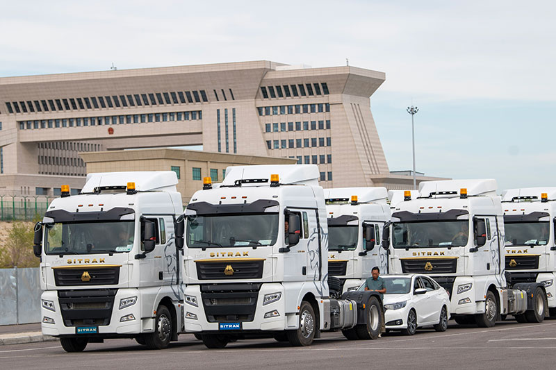 9月6日，在霍爾果斯公路口岸等待出口的車輛。（圖源：新華社）