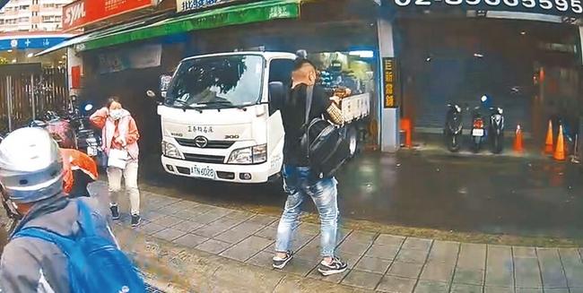 4月20日，臺(tái)灣一名17歲劉姓少年持改造沖鋒槍，朝某當(dāng)鋪門口掃射51槍后帶槍投案。圖片來源：臺(tái)灣中時(shí)新聞網(wǎng) 警方提供