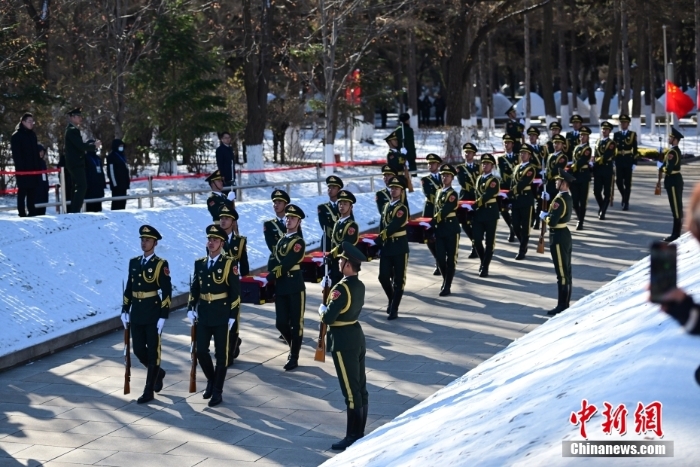 英雄回家丨第十批在韓中國人民志愿軍烈士遺骸安葬儀式在沈陽舉行