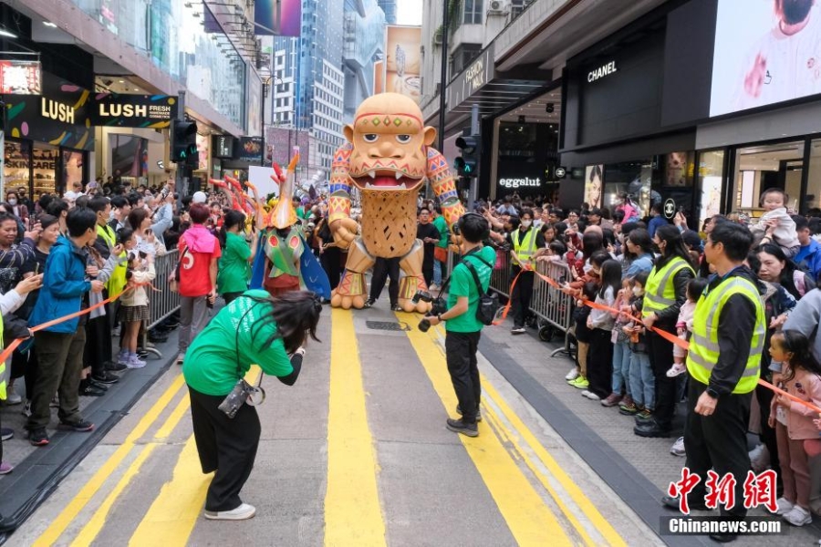 香港舉行藝趣嘉年華巡游 巨型木偶銅鑼灣街頭與民同樂