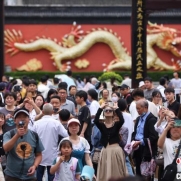 “五一”假期旅游市場(chǎng)火爆 中國(guó)經(jīng)濟(jì)“再上新臺(tái)階”