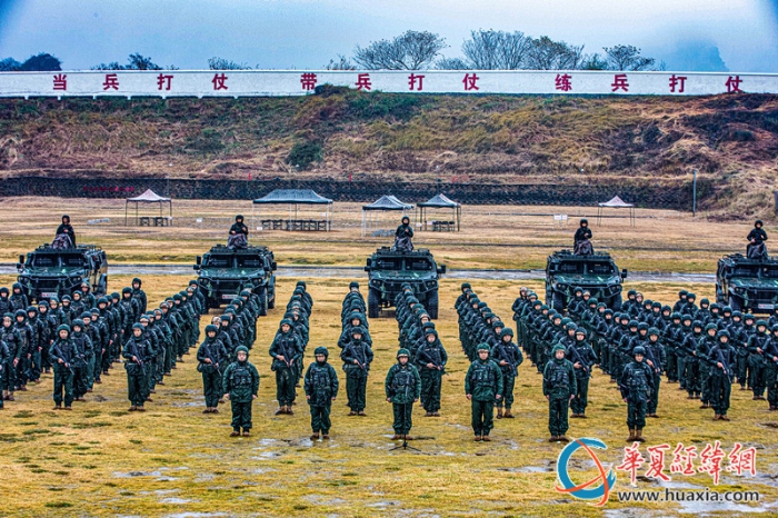 1.官兵整齊列陣參加開(kāi)訓(xùn)動(dòng)員會(huì)。 黃卓森  攝_副本