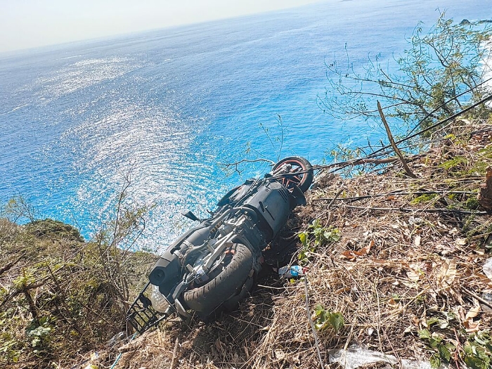 有民眾發(fā)現(xiàn)一輛摩托車懸掛在臺(tái)9線公路一處懸崖邊。 圖片來源：臺(tái)灣“中時(shí)新聞網(wǎng)”