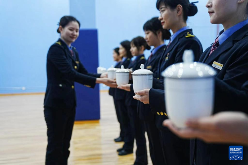 1月12日，鐵路客運(yùn)服務(wù)人員在合肥火車站進(jìn)行服務(wù)禮儀培訓(xùn)。（圖源：新華社）