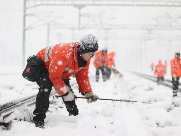 工作人員對鐵路道岔采取除雪等措施。