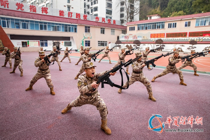 圖2、官兵開展刺殺對抗課目訓練（李慶  攝）_副本