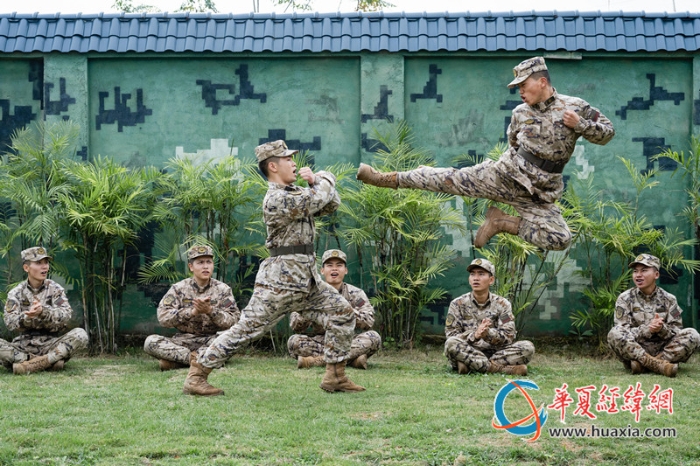 圖4、官兵正在進行擒敵技法訓練（李慶  攝）_副本