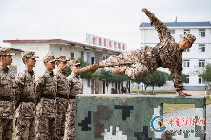 圖6、官兵在進行通過矮墻障礙訓練（李慶  攝）_副本