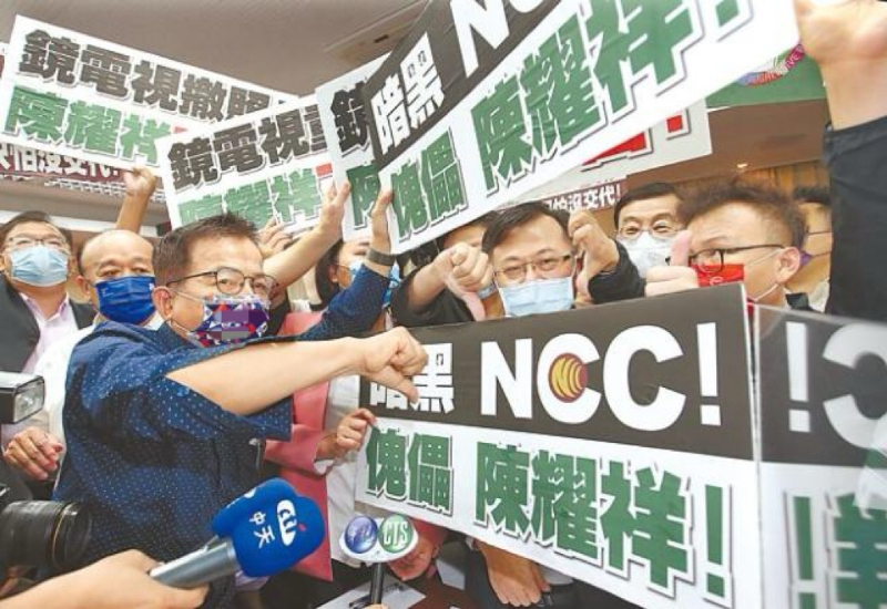 圖為臺灣“通訊傳播委員會”負責人陳耀祥2022年10月到臺立法機構(gòu)專案報告鏡電視爭議。（圖源：臺灣“中時新聞網(wǎng)”）
