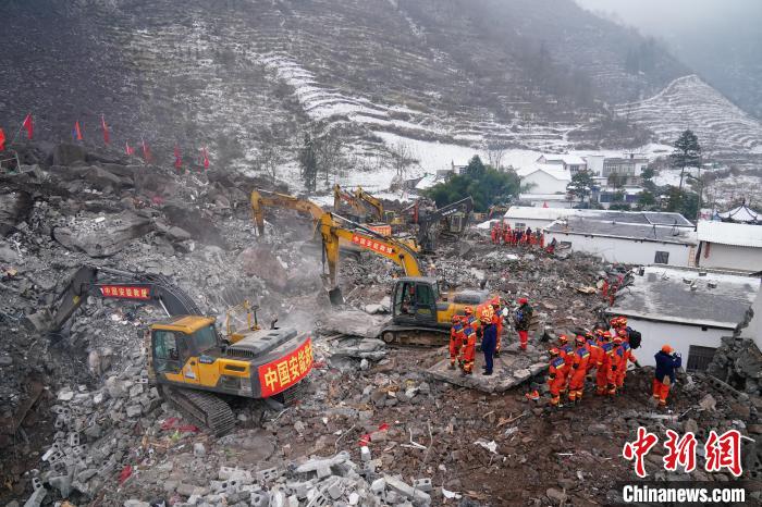 1月23日，云南省昭通市鎮(zhèn)雄縣塘房鎮(zhèn)涼水村山體滑坡搜救現(xiàn)場(chǎng)，人機(jī)配合正在實(shí)施搜救。中新社記者 劉冉陽 攝