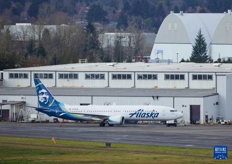 1月6日，美國阿拉斯加航空公司發(fā)生事故的波音737 MAX 9型客機(jī)?？吭诿绹ㄌ靥m的一處維修站。（圖源：新華社）