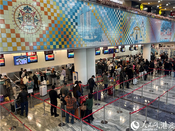 圖為離境旅客有序排隊(duì)辦理登機(jī)牌。人民網(wǎng)記者 富子梅攝