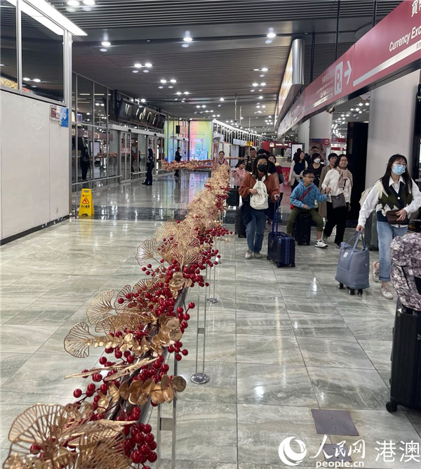 圖為澳門國際機(jī)場精心裝扮到達(dá)層迎接抵澳旅客。人民網(wǎng)記者 富子梅攝