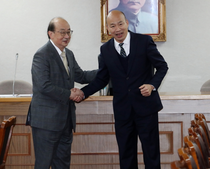 韓國瑜(右)5日主持立法院黨團協(xié)商，會前與民進黨團總召柯建銘(左)握手致意