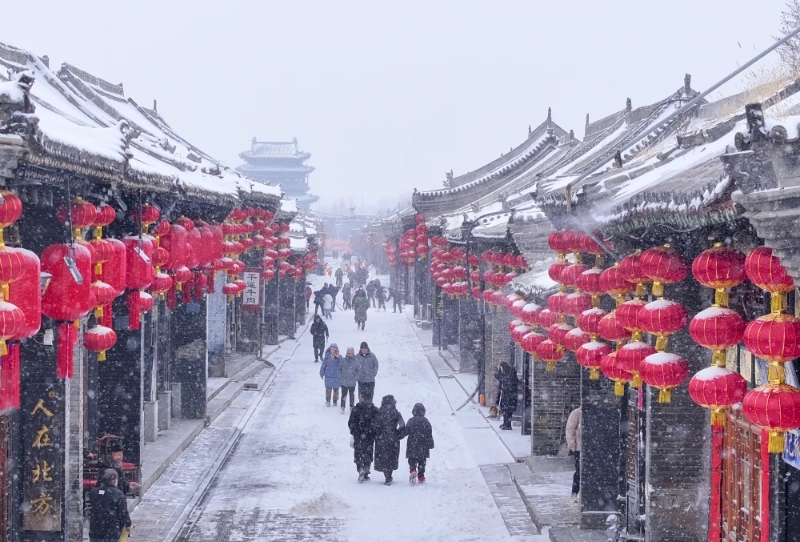 這是2月1日拍攝的雪中的山西晉中平遙古城。受寒潮天氣影響，我國多地迎來降溫降雪。（圖源：新華社）