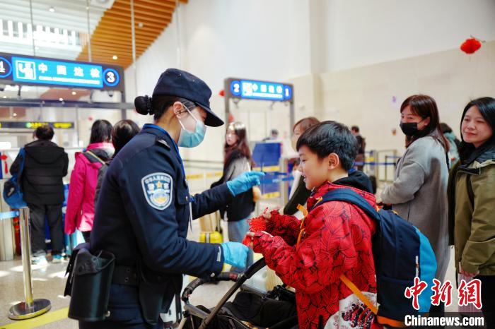 2月10日，福州出入境邊防檢查站移民管理警察向入境臺(tái)胞贈(zèng)送中國(guó)結(jié)?！钴?攝