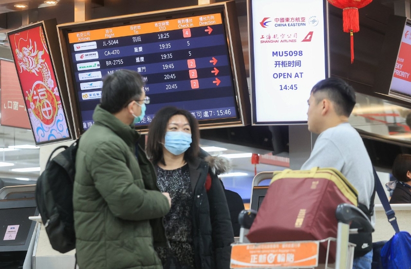 臺當局交通部門原定3月起解除“禁團令”，開放臺灣民眾組團赴大陸旅游，春節(jié)前夕卻緊急喊停。圖為臺北市松山機場旅客。（圖源：臺灣《聯合報》）