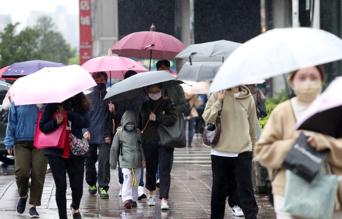 今天下午開始變天，北部及東半部有局部短暫雨，北臺灣氣溫下降，入夜剩下14度。（本報資料照片）