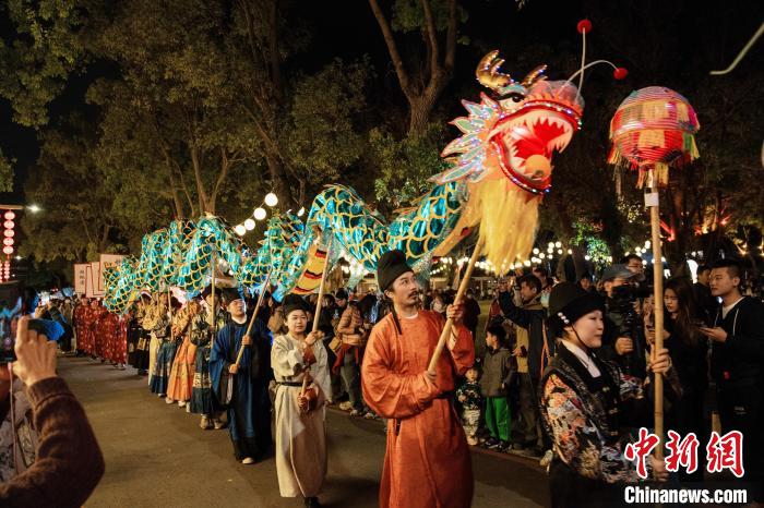 圖為桃園燈會中，漢服演員進行巡游。黃曉煒 攝